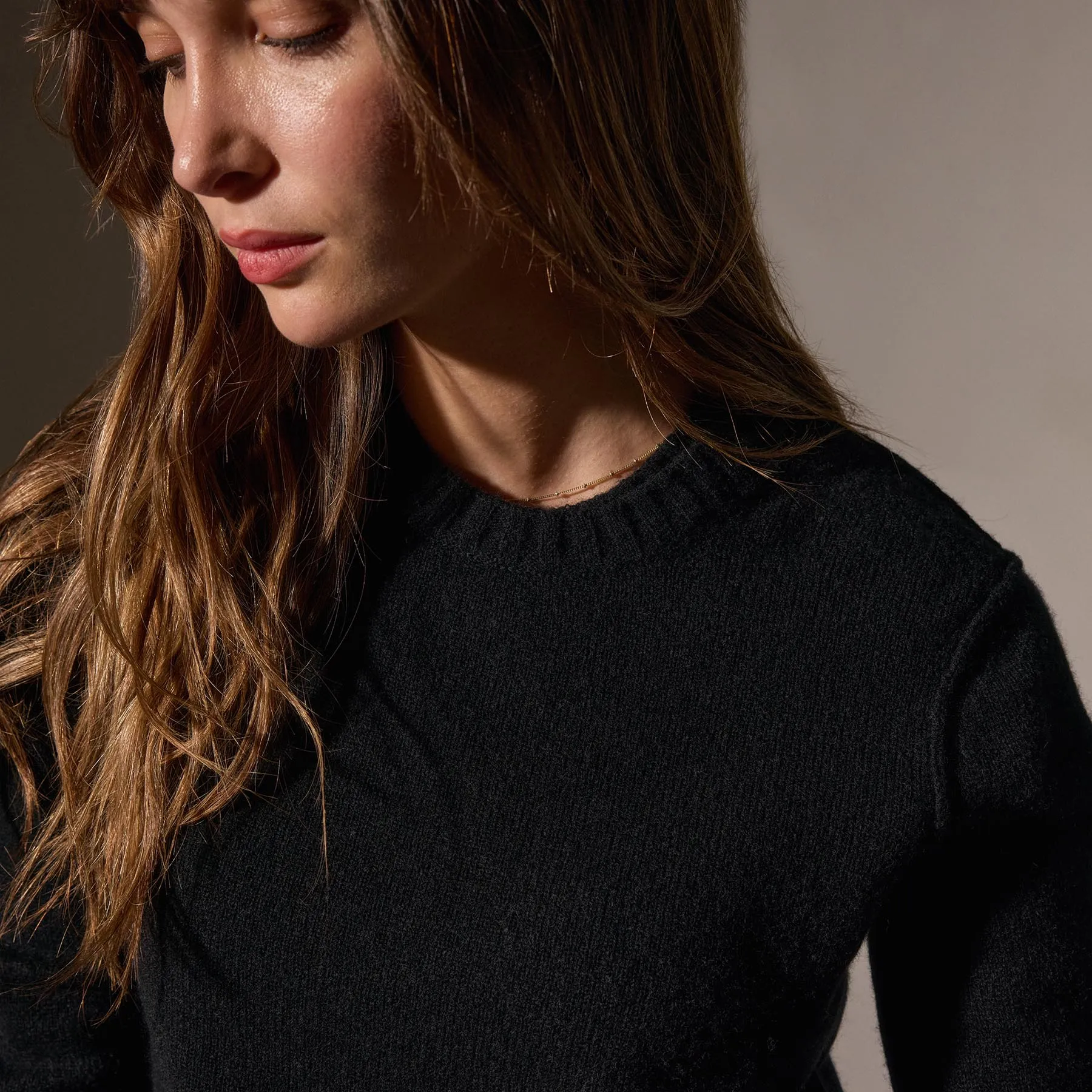 Soft Featherweight Cashmere Cropped Crew Neck - Black