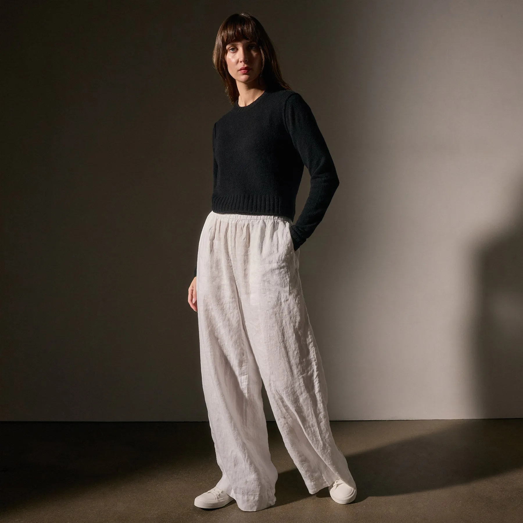 Soft Featherweight Cashmere Cropped Crew Neck - Black